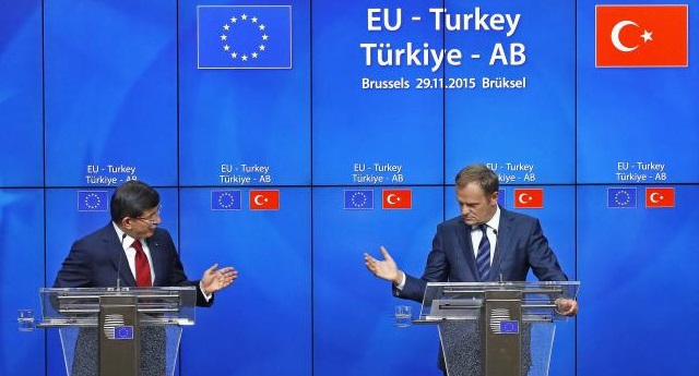 Turkish Prime Minister Ahmet Davutoglu and European Council President Donald Tusk attend a news conference after a EU-Turkey summit in Brussels
