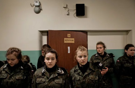 Tinere din Polonia care au urmat voluntar cursuri de pregatire militara