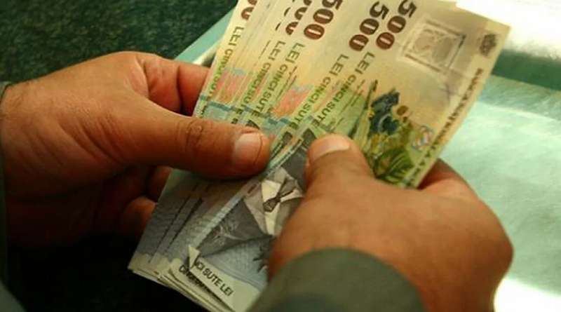 Românii au scos în martie 1,1 mild. euro din bănci și fonduri mutuale și i-au băgat în consum